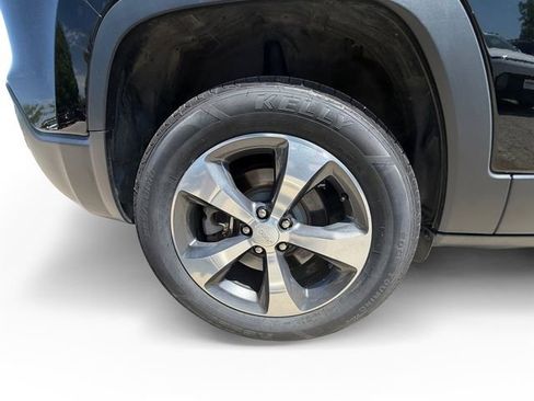 Used 2019 Jeep Cherokee Limited AWD/4WD image 16