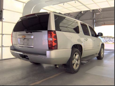 Used 2013 Chevrolet Suburban LTZ RWD image 2