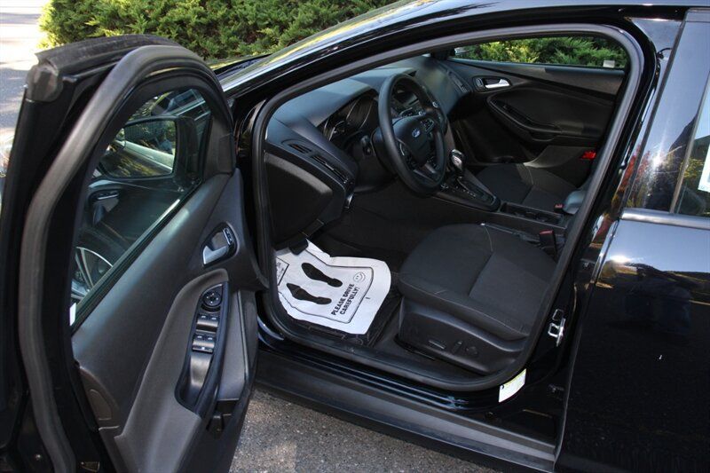 Used 2016 Ford Focus SE FWD image 5
