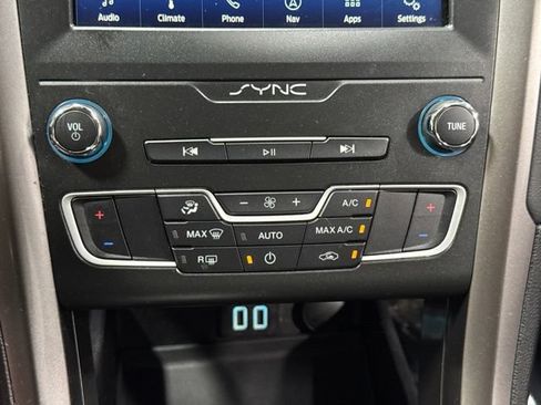 Used 2020 Ford Fusion SE FWD image 19