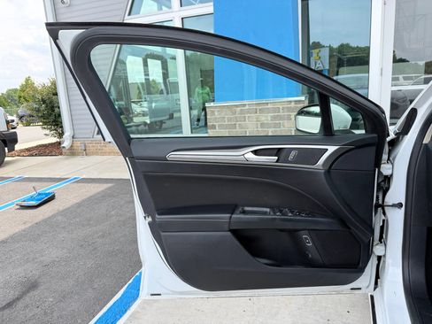 Used 2019 Ford Fusion SE FWD image 11