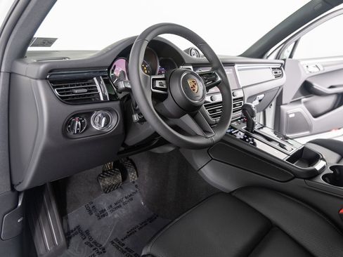 Certified 2025 Porsche Macan image 4