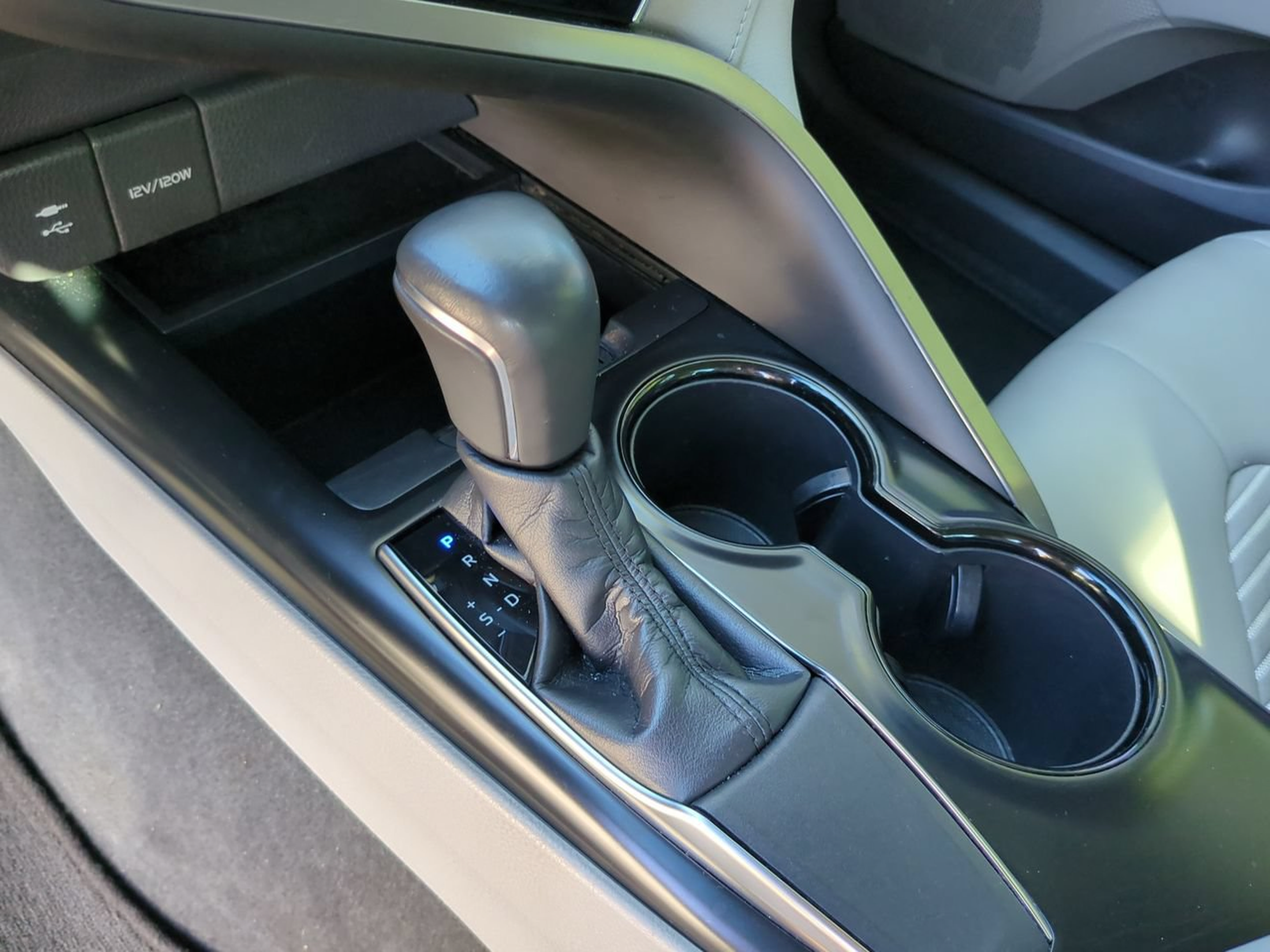 Used 2018 Toyota Camry SE w/ Convenience Package FWD image 16