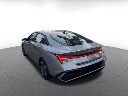 Used 2025 Hyundai Elantra SEL image 12