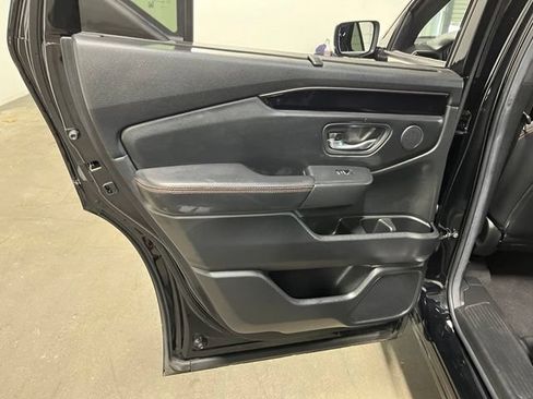 Used 2025 Honda Pilot TrailSport image 19