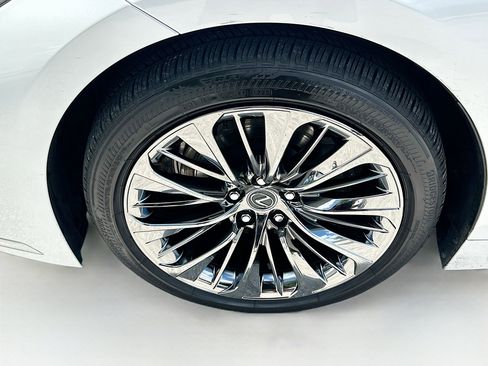 Used 2023 Lexus LS 500 w/ Accessory Package (Z2) RWD image 32