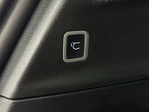 Used 2025 Chrysler Pacifica Select image 12