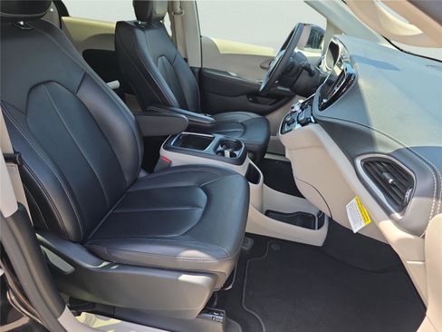 Used 2024 Chrysler Pacifica Select FWD image 12