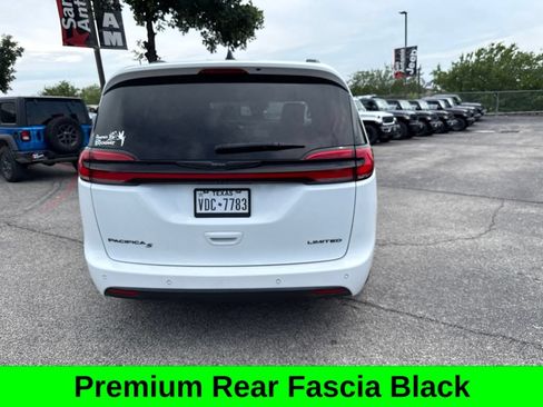 Used 2023 Chrysler Pacifica Limited w/ S Appearance Package FWD image 11