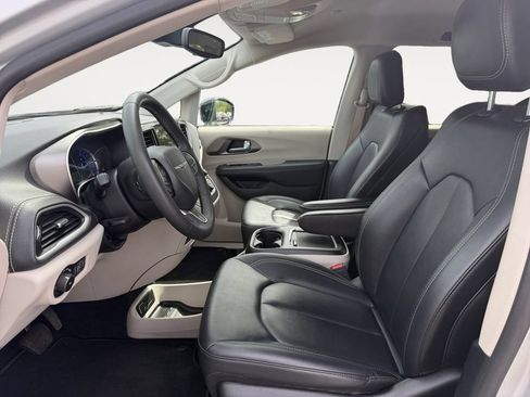 Used 2024 Chrysler Pacifica Limited FWD image 9