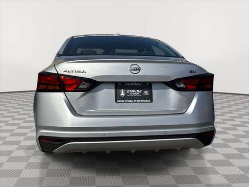 Used 2024 Nissan Altima 2.5 SV FWD image 5
