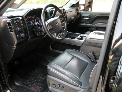 Used 2019 Chevrolet Silverado 2500 High Country w/ Duramax Plus Package AWD/4WD image 21
