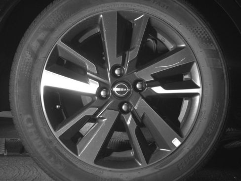 Used 2025 Nissan Versa SV FWD image 15