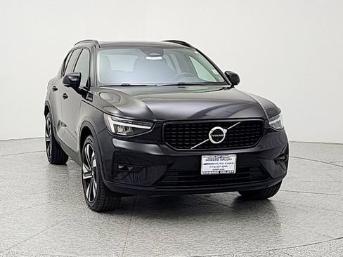 Certified 2025 Volvo XC40 B5 Plus AWD/4WD image 2