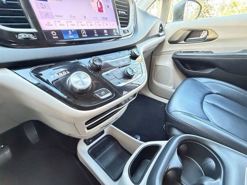Used 2023 Chrysler Pacifica Touring-L FWD image 43