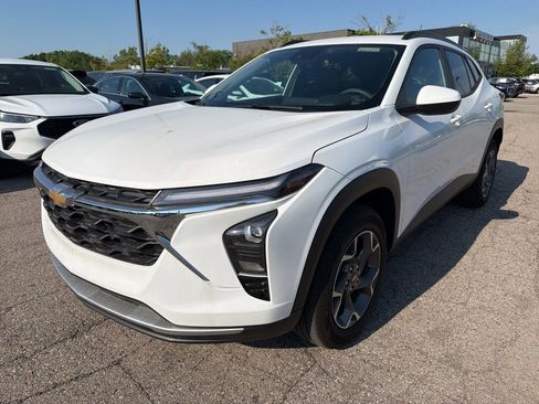 Used 2025 Chevrolet Trax LT FWD image 1