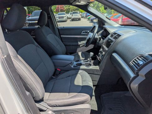 Used 2019 Ford Explorer XLT w/ Equipment Group 201A FWD image 11