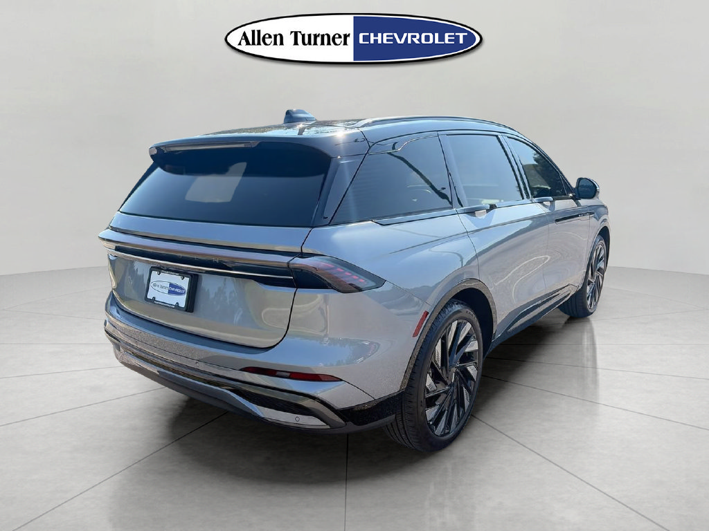 Used 2025 Lincoln Nautilus Reserve w/ Jet Appearance Package AWD/4WD image 4