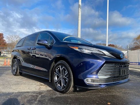 Used 2025 Toyota Sienna Platinum image 39