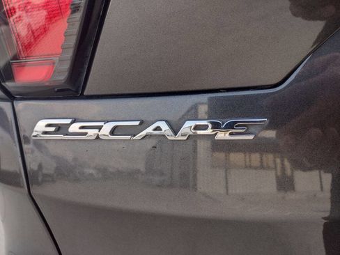 Used 2017 Ford Escape SE image 6