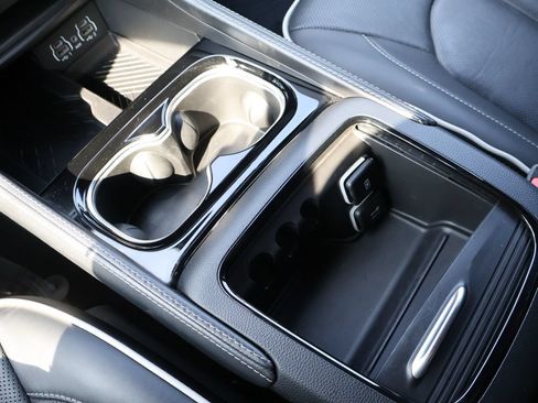 Used 2025 Chrysler Pacifica Limited FWD image 38