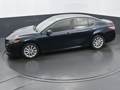Used 2018 Toyota Camry LE image 28