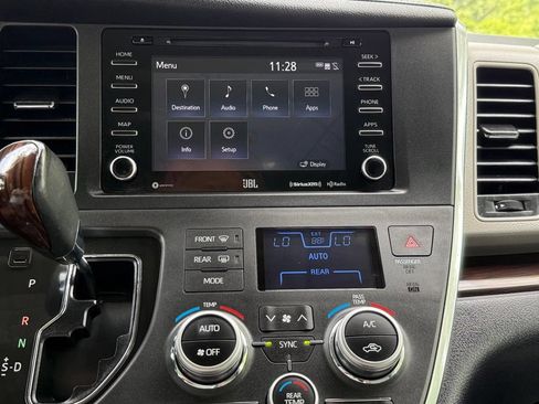 Used 2018 Toyota Sienna Limited Premium FWD image 40