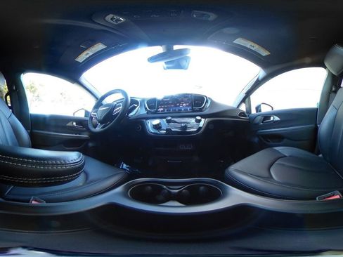 Used 2025 Chrysler Pacifica Select image 44