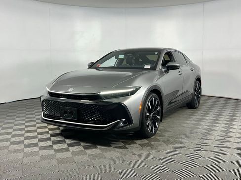 Used 2025 Toyota Crown Platinum image 3