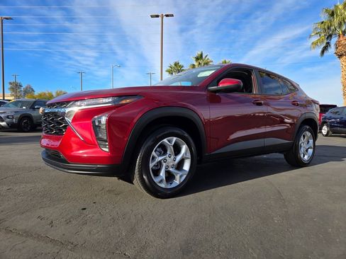 Used 2024 Chevrolet Trax LS w/ LS Convenience Package image 2