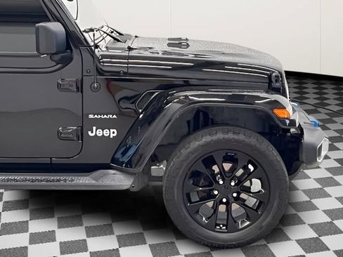 Used 2022 Jeep Wrangler Unlimited Sahara w/ Cold Weather Group AWD/4WD image 5
