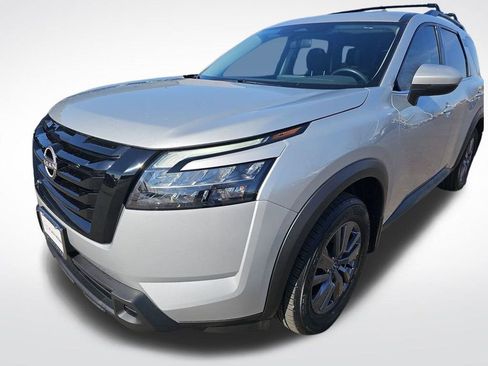 Used 2023 Nissan Pathfinder SV w/ SV Premium Package image 16