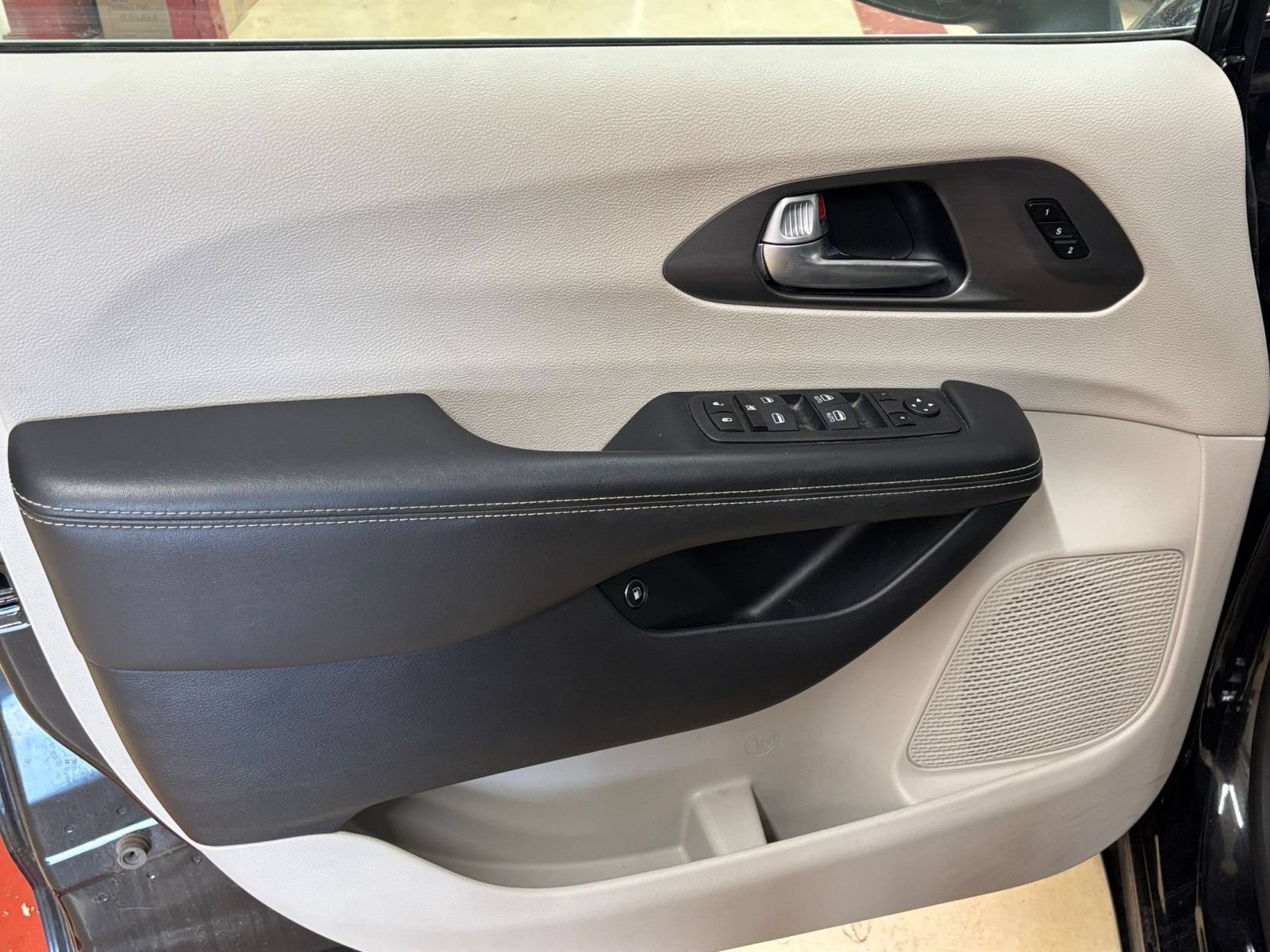 Used 2023 Chrysler Pacifica Touring-L FWD image 18