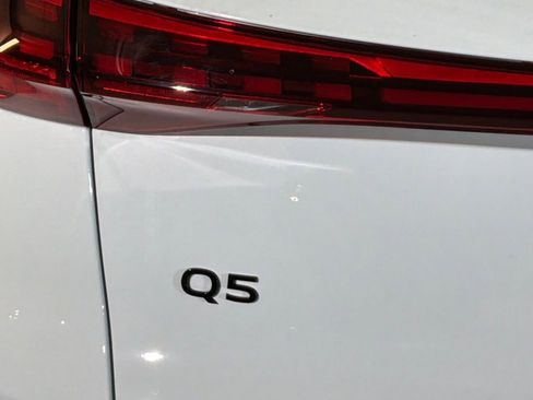 Used 2025 Audi Q5 Premium w/ Convenience Package image 27