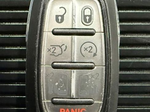 Used 2022 Chrysler Pacifica Touring-L w/ Uconnect Theater Family Group FWD image 27