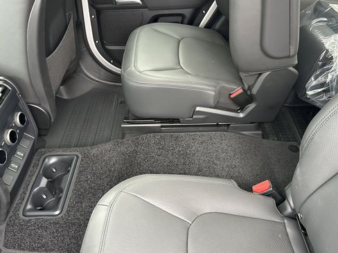 New 2026 Land Rover Defender 130 X-Dynamic SE image 8