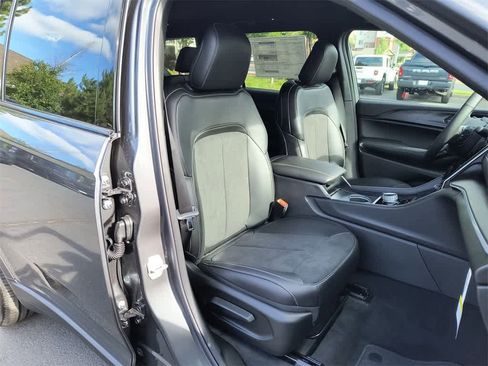 New 2025 Jeep Grand Cherokee L Laredo image 24