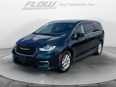 Used 2024 Chrysler Pacifica Touring-L FWD image 4