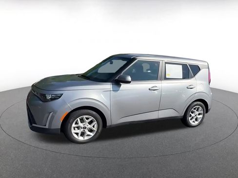 Used 2025 Kia Soul LX w/ LX Technology Package FWD image 8