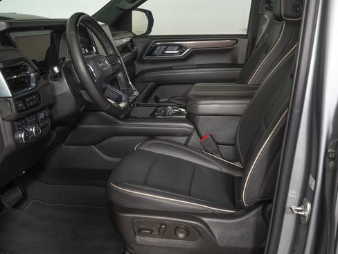 Used 2025 GMC Yukon XL Elevation w/ Elevation Premium Package AWD/4WD image 16