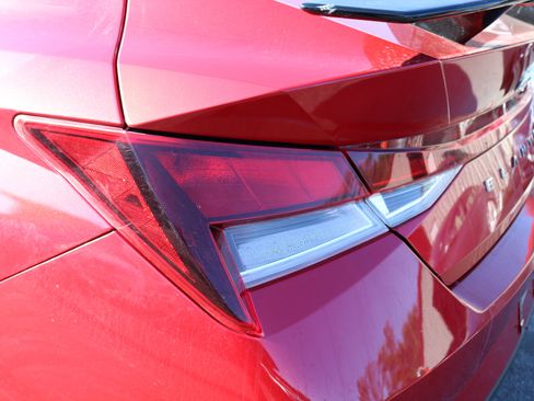 Used 2021 Hyundai Elantra SE image 11