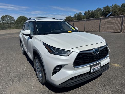 Used 2022 Toyota Highlander Limited AWD/4WD image 3