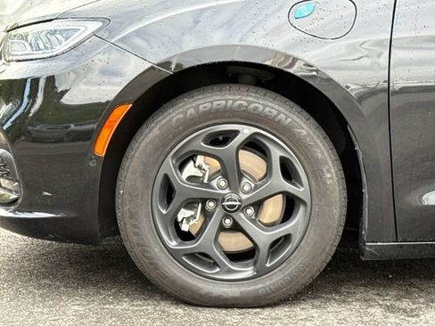 Used 2024 Chrysler Pacifica Premium FWD image 23