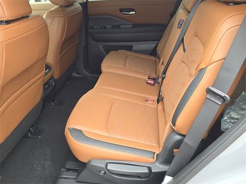 New 2025 Nissan Pathfinder Platinum w/ Black Appearance Package image 19