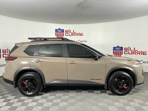 Used 2025 Nissan Rogue SV image 2