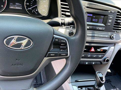 Used 2018 Hyundai Elantra SE FWD image 28