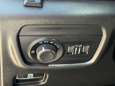 Used 2022 Jeep Grand Cherokee Laredo w/ Luxury Tech Group I RWD image 23