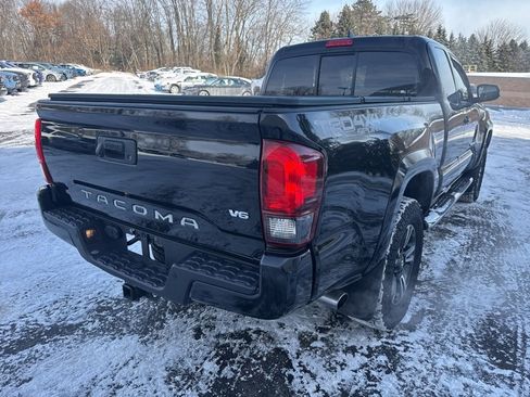 Used 2019 Toyota Tacoma TRD Sport image 3