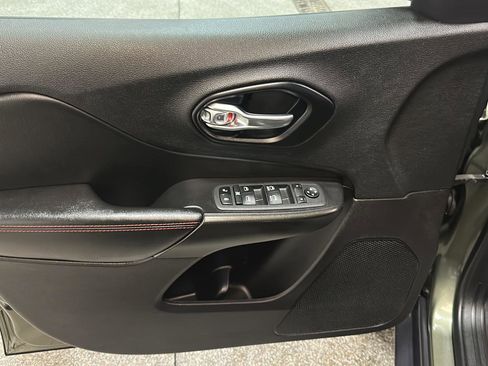 Used 2021 Jeep Cherokee Trailhawk image 17