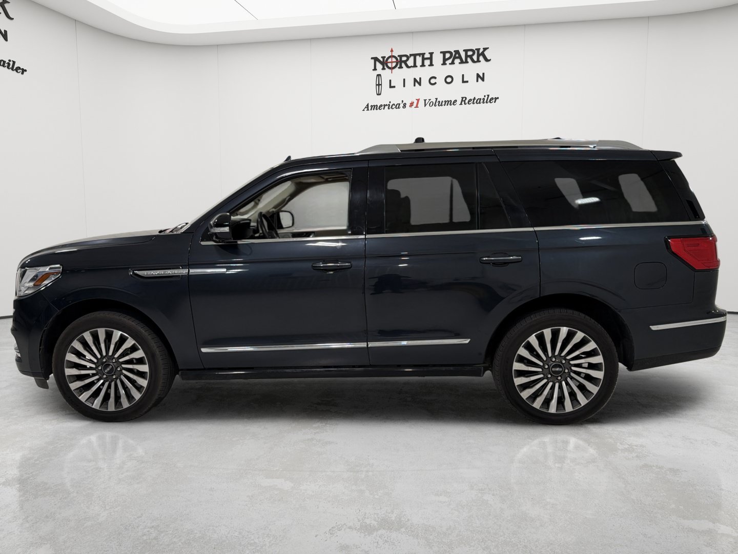 Used 2021 Lincoln Navigator Reserve w/ Luxury Package AWD/4WD image 2